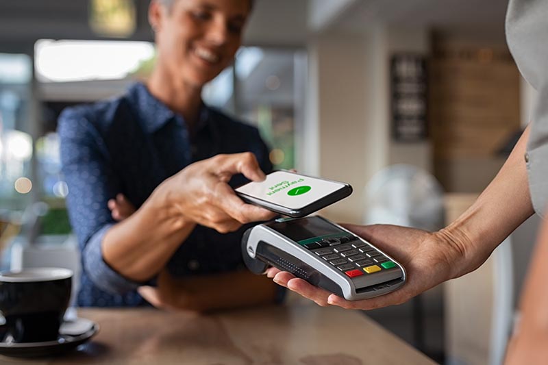 customer-making-wireless-contactless-payment